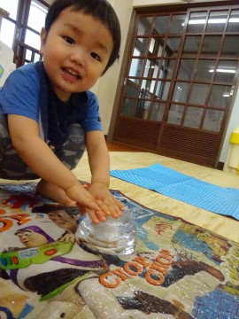 氷あそび(0・1歳児)