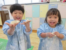 小麦粉ねん土であそんだよ(1歳児)