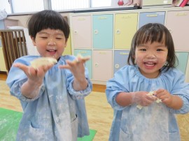 小麦粉ねん土であそんだよ（１歳児）