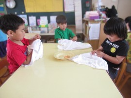 お泊まりのＴシャツを玉ねぎで染めたよ（５歳児）