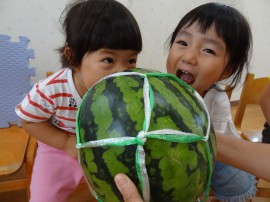 スイカ割り(2歳児)